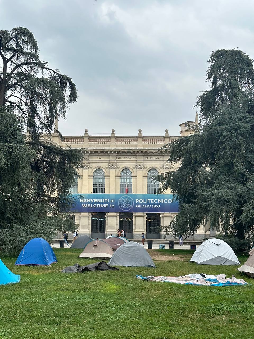 Tende colorate in protesta davanti al Politecnico di Milano